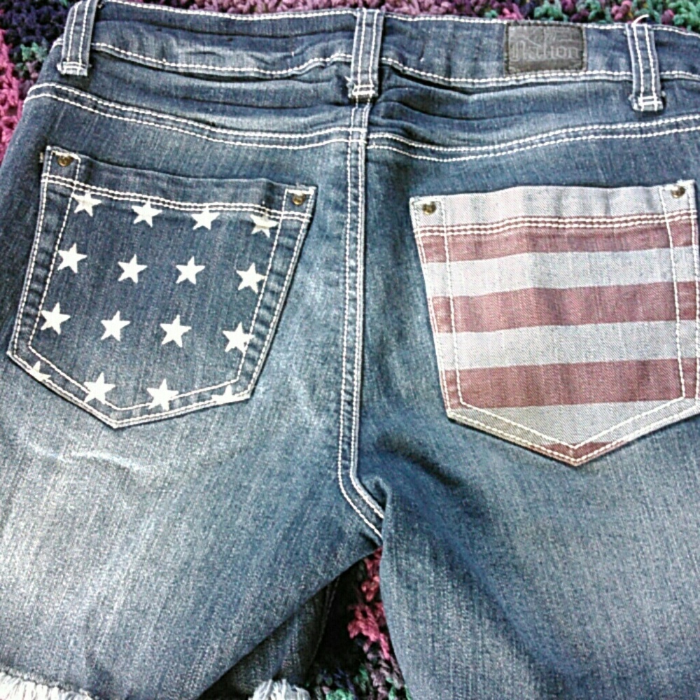 🎈Denim shorts American Flag pockets.